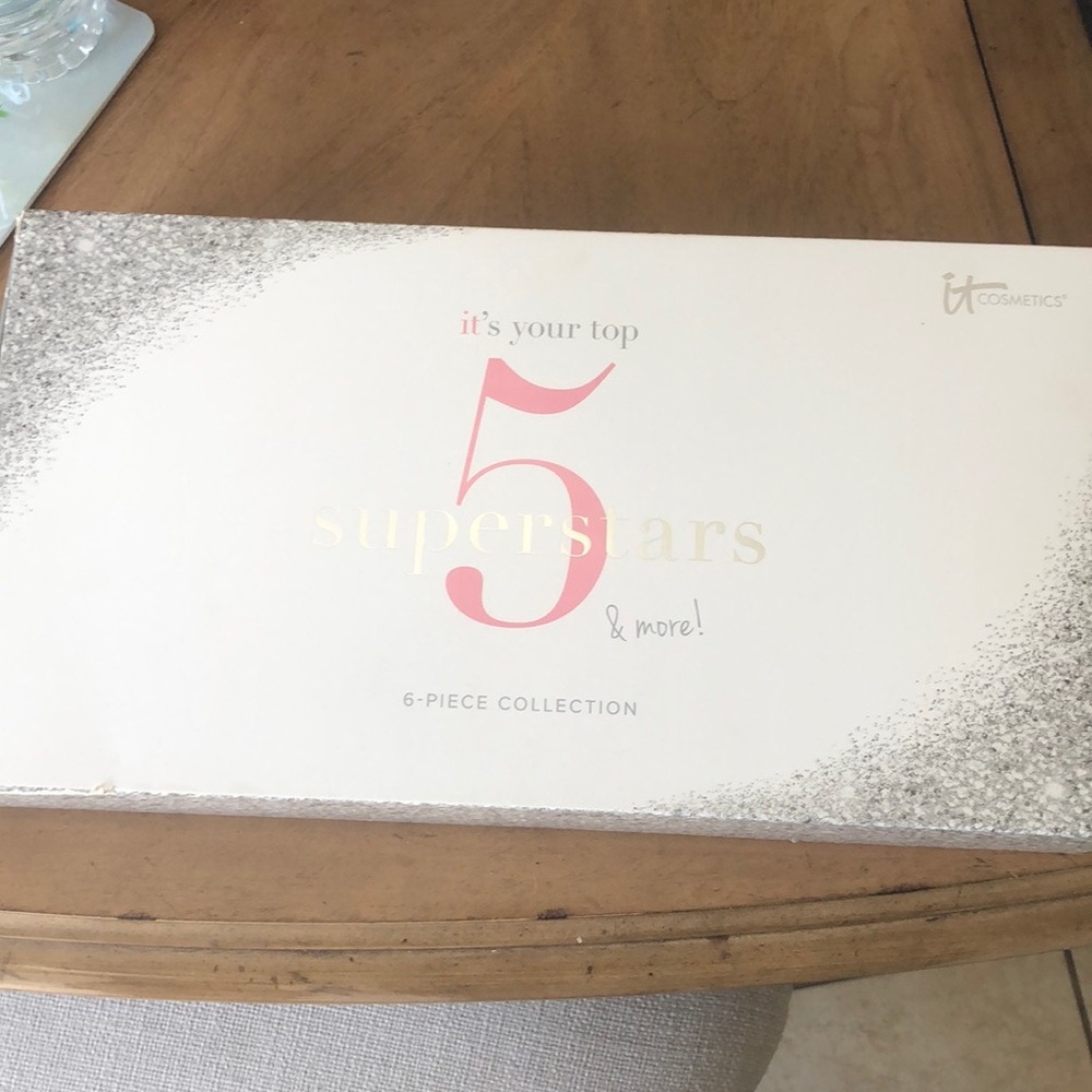 It cosmetics 6 piece collection. Never used